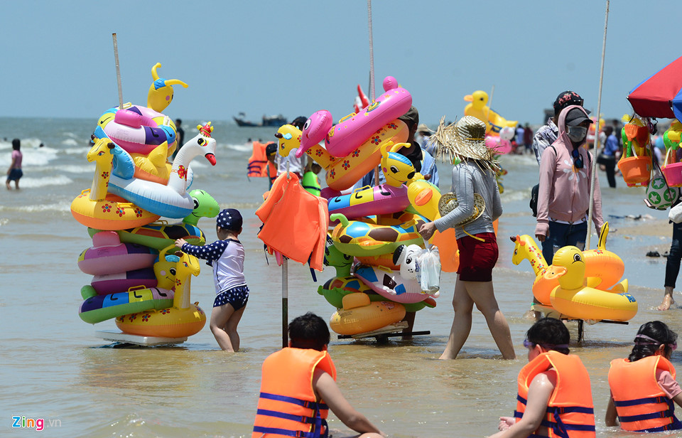 Hàng nghìn người nô đùa ở biển Vũng Tàu khi nhiệt độ gần 40 độ C